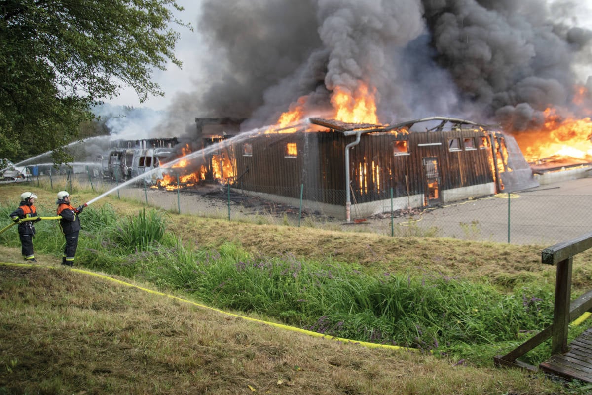 Lagerhalle mit über 60 Autos fackelt nach Blitzeinschlag ab: Fünf Millionen Euro Schaden!