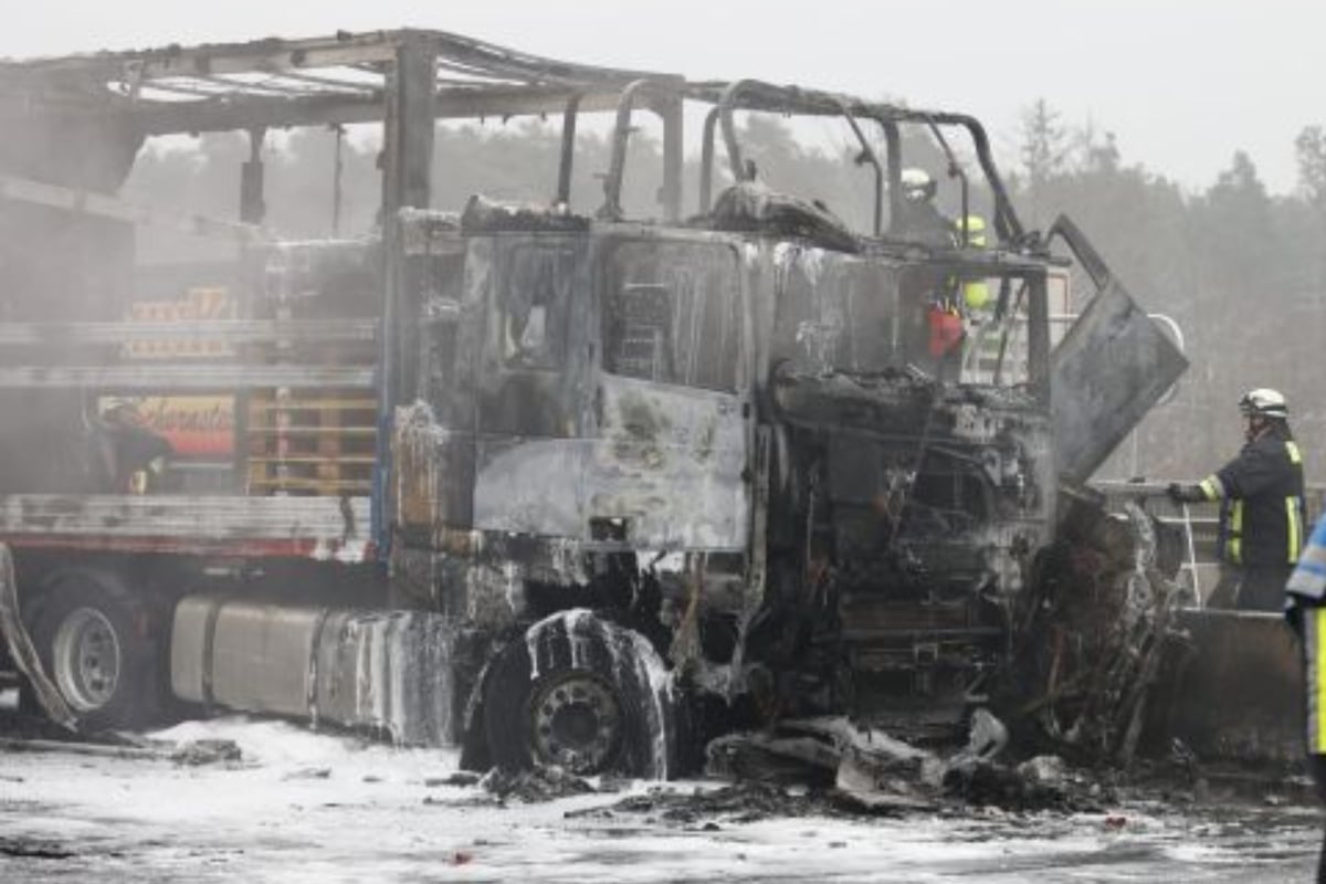 Lkw-kommt-von-glatter-Spur-ab-und-quetscht-Autos-ein-Person-stirbt-in-brennendem-Wrack