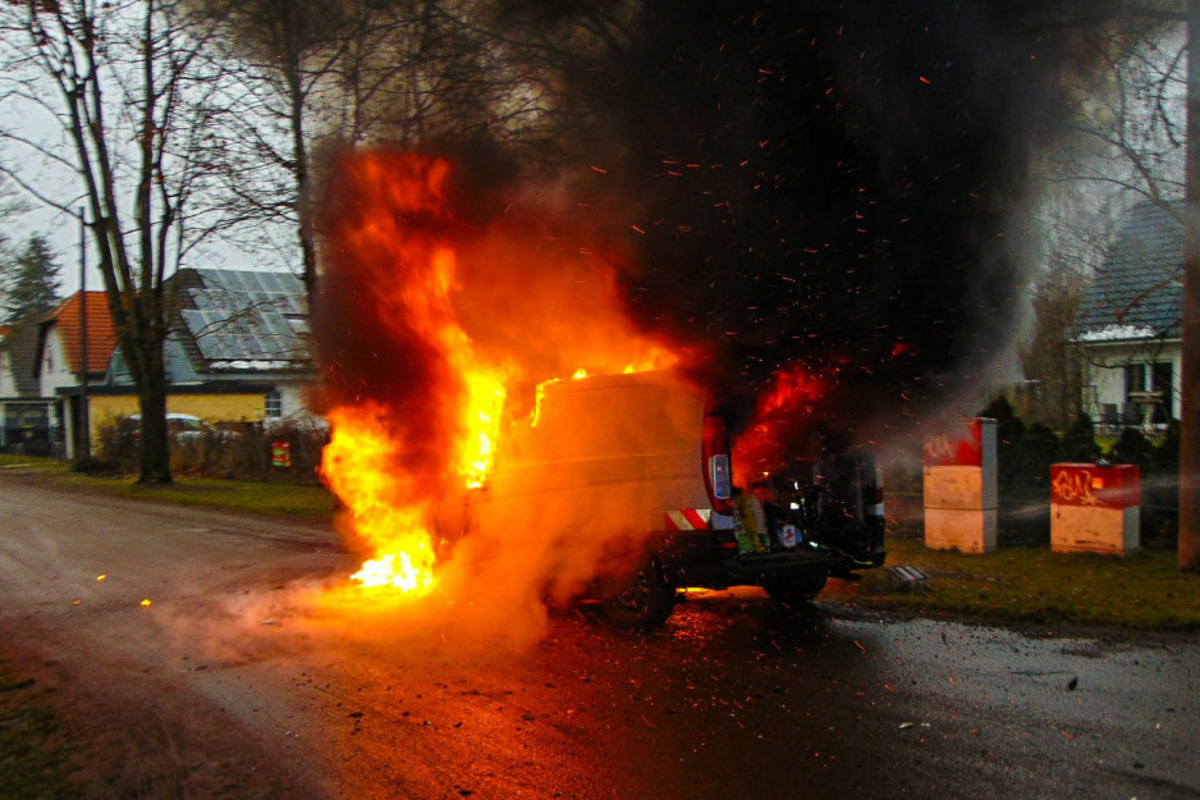 Handwerker-Auto geht in Wohngebiet in Flammen auf