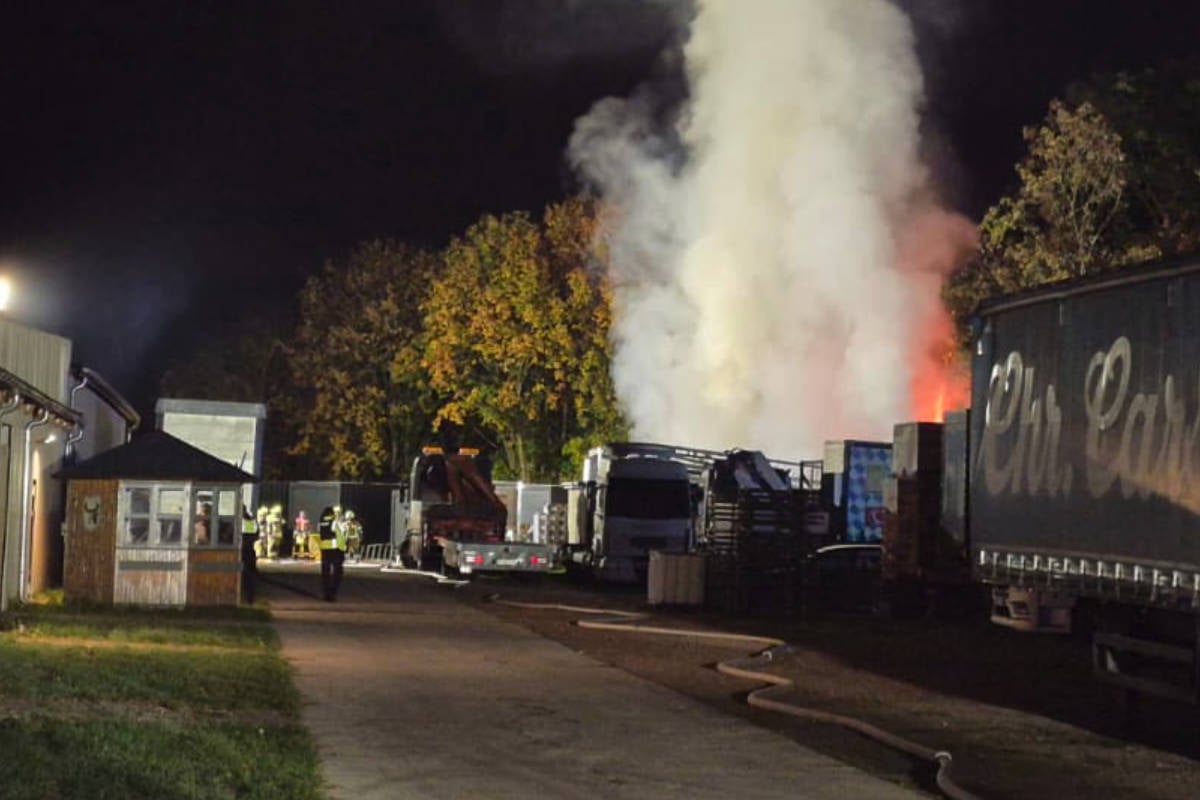 Großbrand bei Berlin: Weihnachtsmarkt-Stände abgefackelt