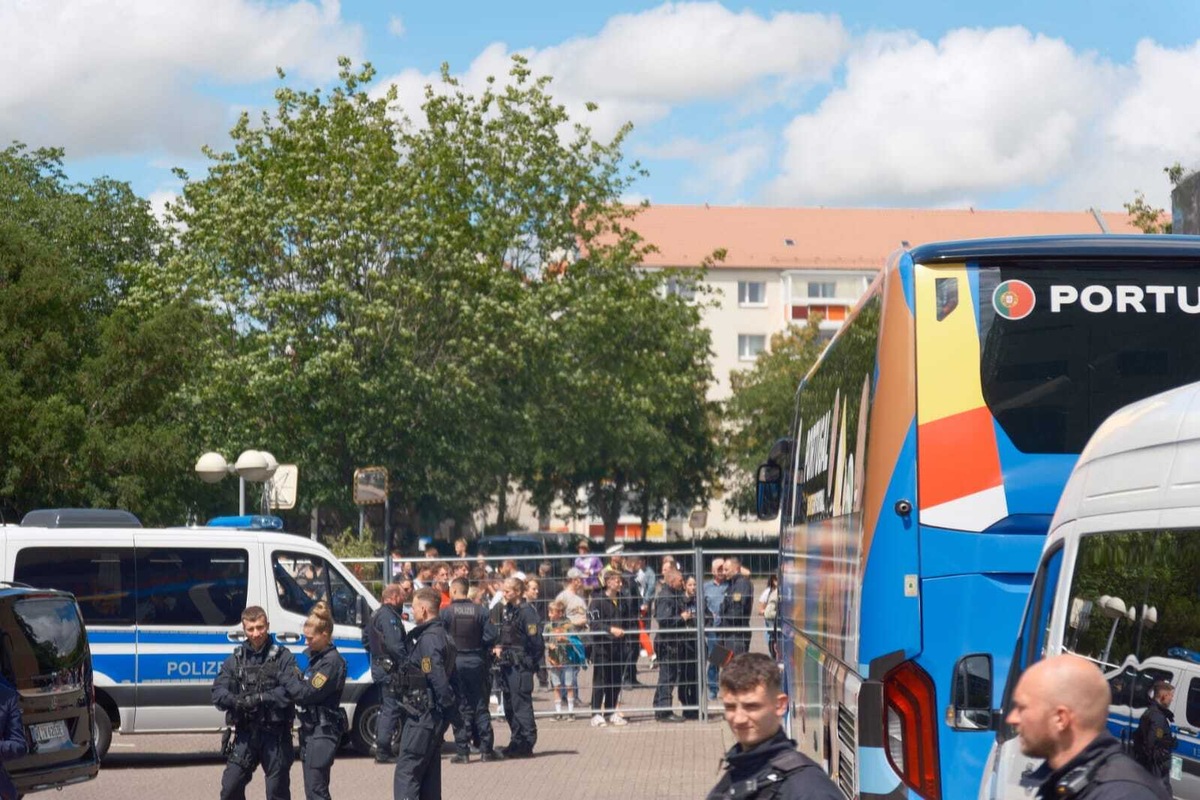 Vor Portugal gegen Tschechien: Jugendliche prügeln sich mit Journalisten in Leipzig