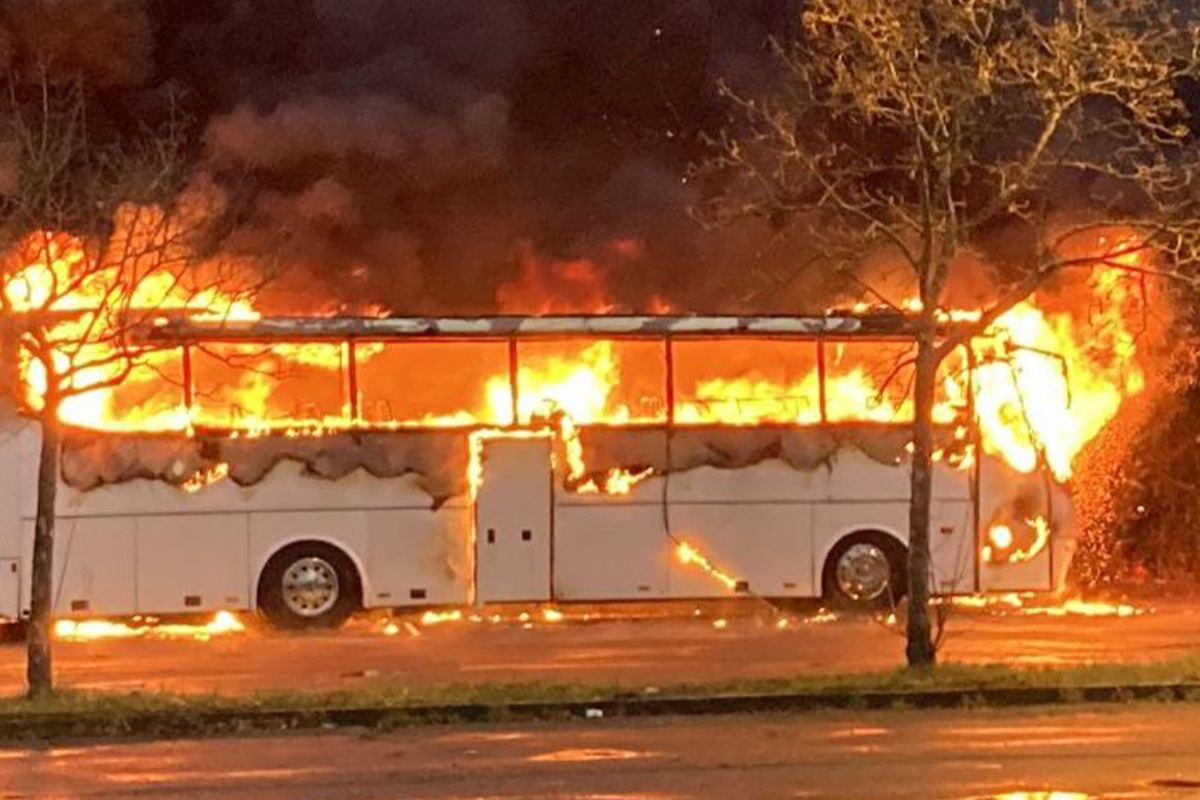 Coach in Frankfurt burns out completely: was it arson?