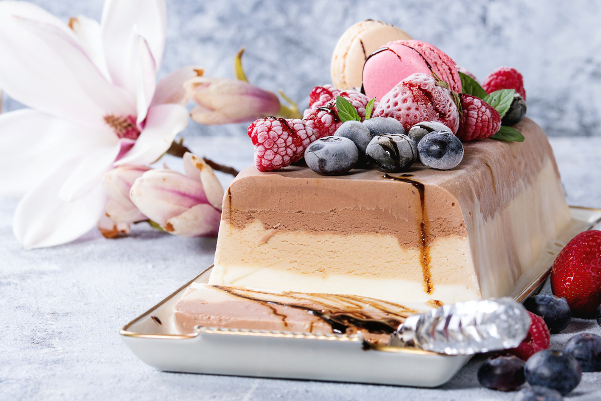 Icecream cake with a crumbly cookie base makes the perfect summer dessert