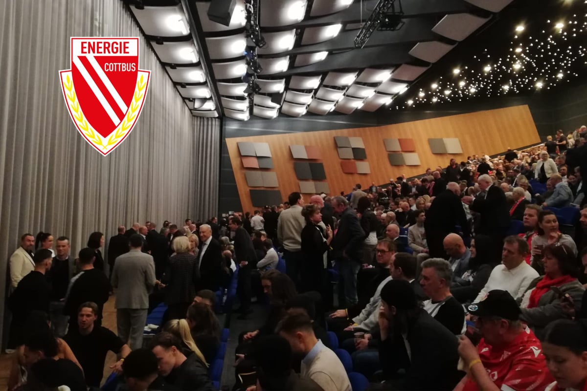 Cottbus-feiert-60-Geburtstag-Feierlicher-Festakt-Spieler-mit-Partnerinnen-da