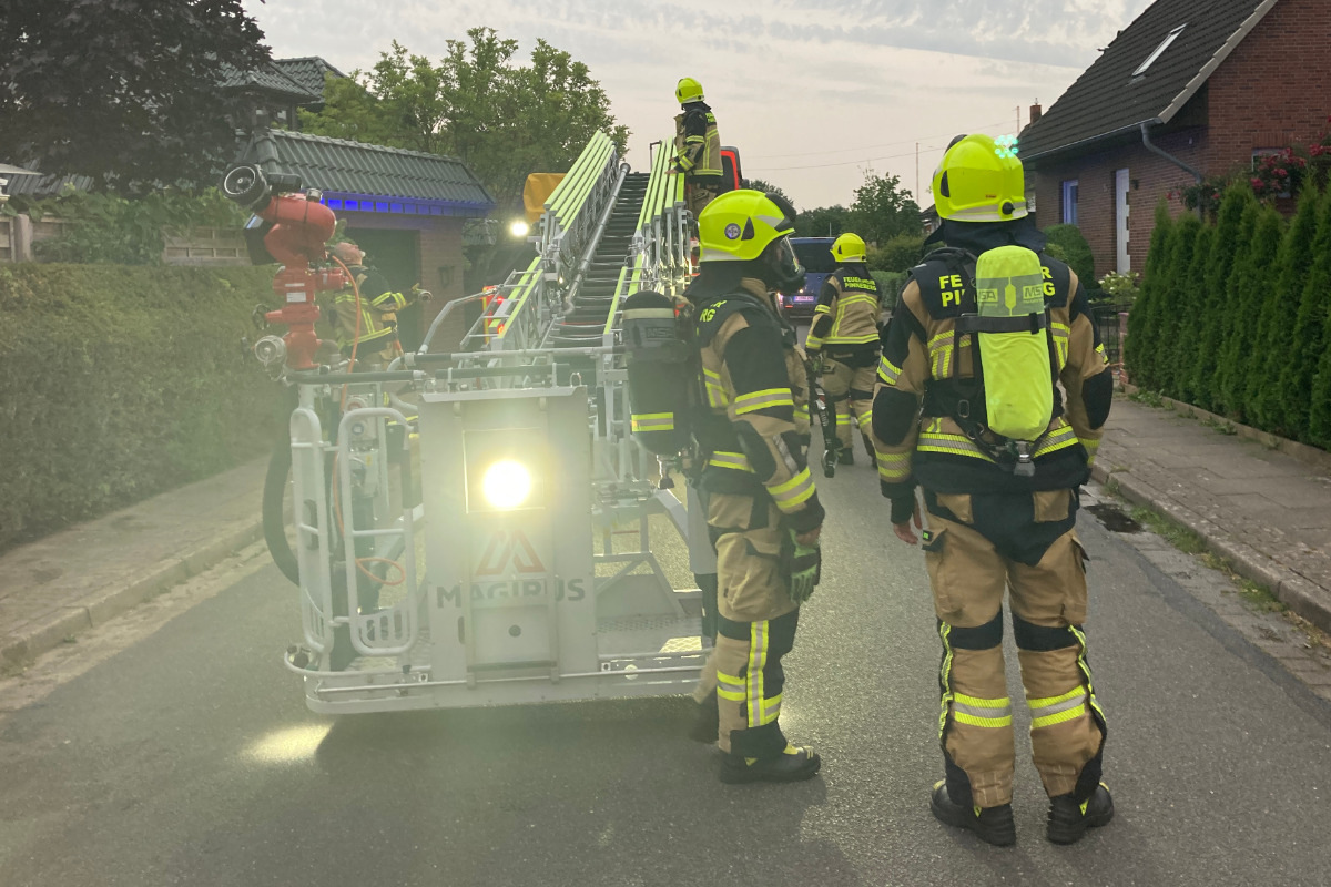 Brand In Pinnerberger Einfamilienhaus: Dachstuhl Geht In Flammen Auf