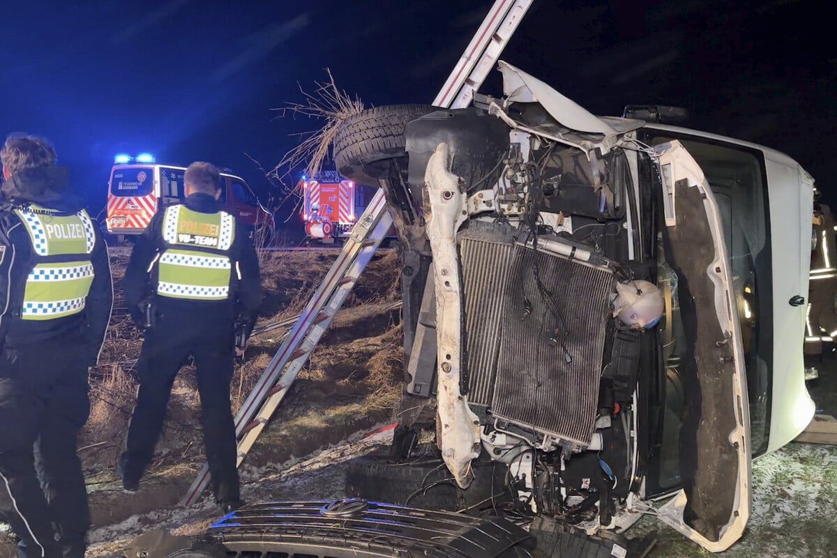 transporter-fahrer-auf-a7-ins-schleudern-geraten-fahrzeug-berschl-gt-sich