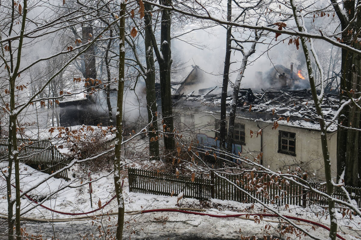 Nach FlammenInferno im Erzgebirge Feuerwehrmann verletzt