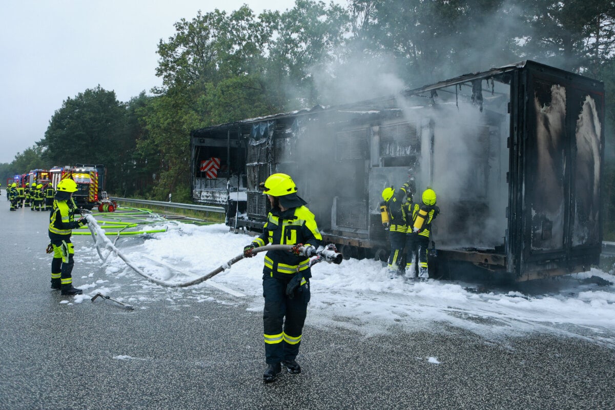 Brennender-Laster-sorgt-f-r-stundenlange-Vollsperrung-auf-A27