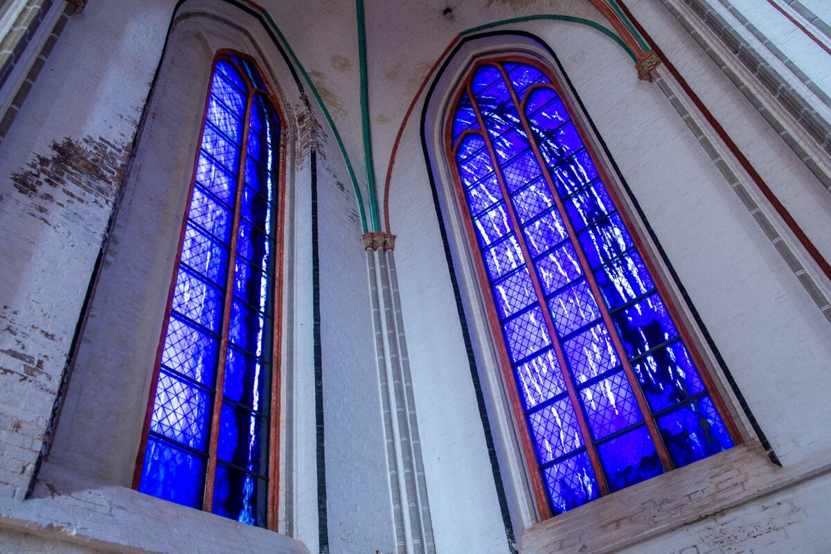 Roller-angez-ndet-und-Kirchenfenster-besch-digt-Polizei-schnappt-mutma-liche-Brandstifter