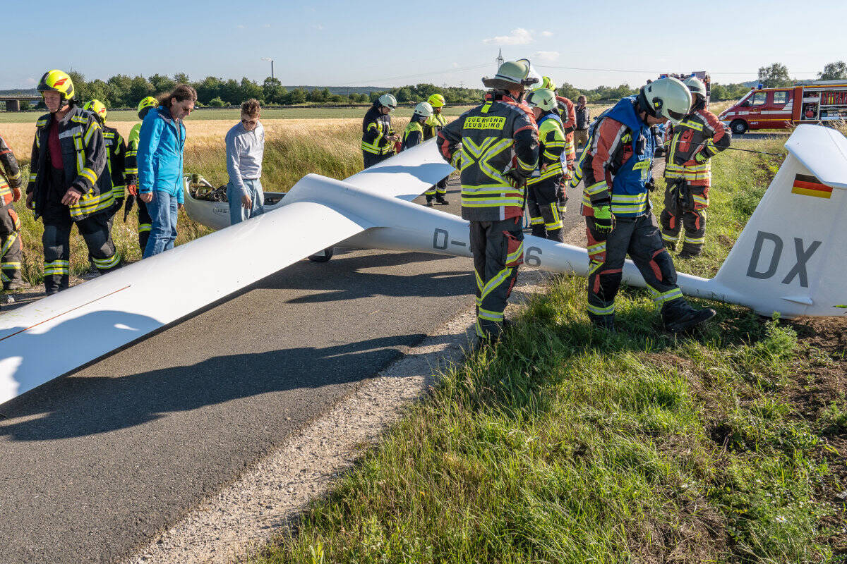 Neben-der-Autobahn-Drei-Segelflieger-m-ssen-gleichzeitig-notlanden