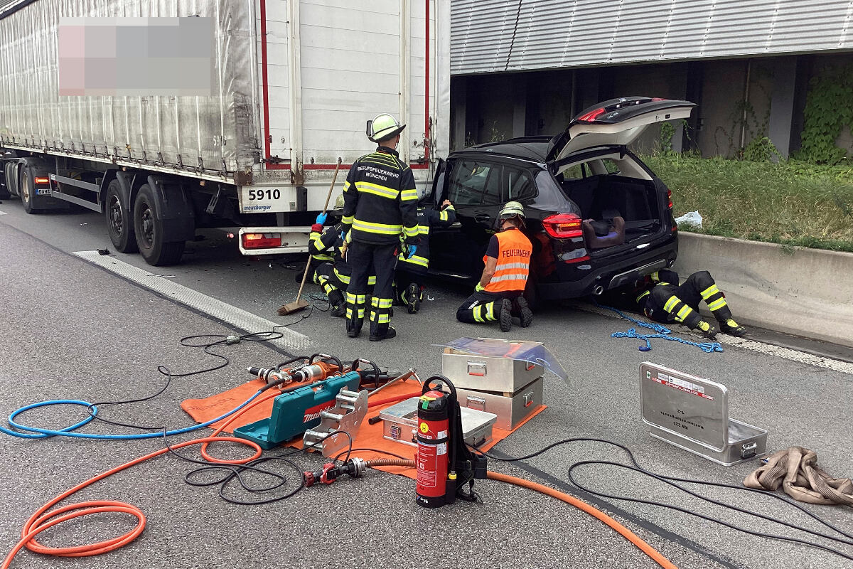 Unfall auf A9 bei München: BMW-Fahrer kracht in Lastwagen