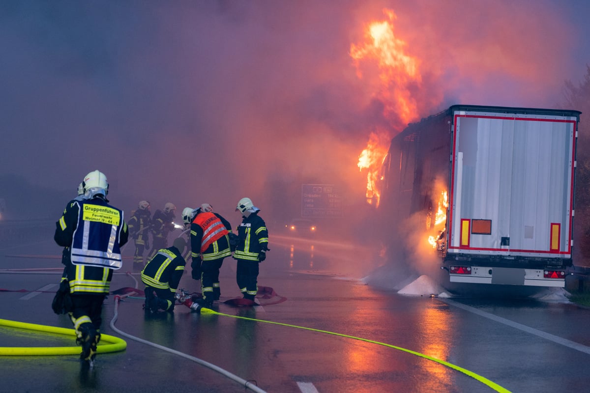 Gefahrgut-Laster verunglückt auf A4 und fängt Feuer: Autobahn stundenlang gesperrt