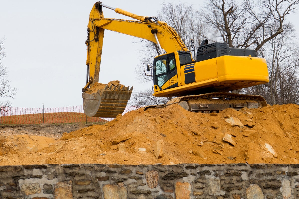 Schwerer-Betriebsunfall-500-Kilo-Betonblock-begr-bt-Beine-von-Baggerfahrer-unter-sich