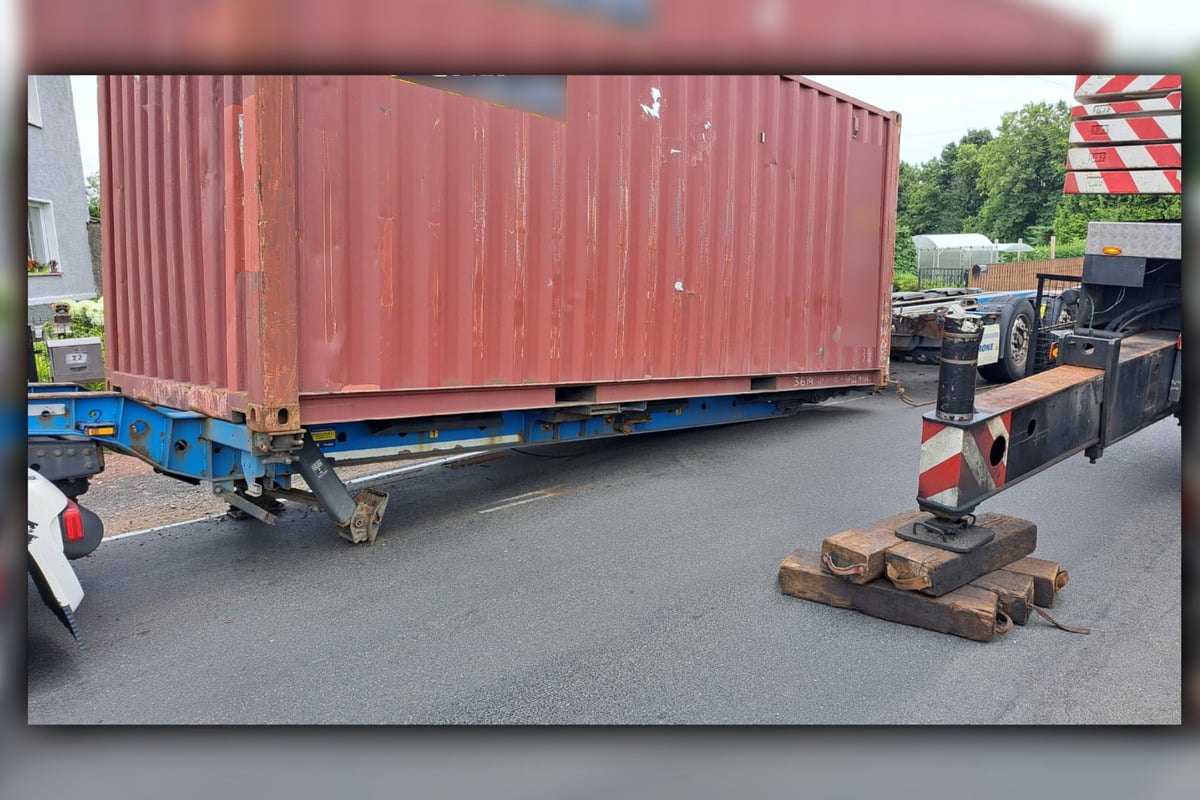 Lkw-Container auf Straße abgebrochen: Vollsperrung in Grimma