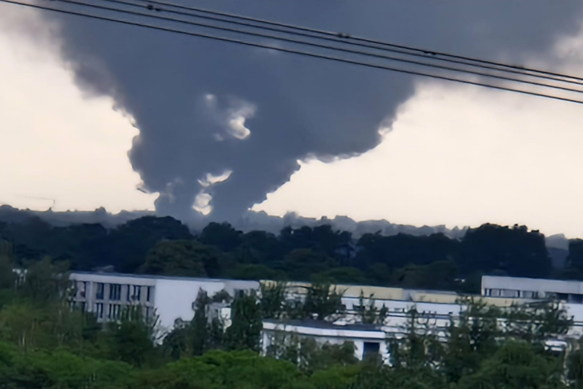 Dicke Rauchwolke über Berlin-Marienfelde: Firmenhalle brennt