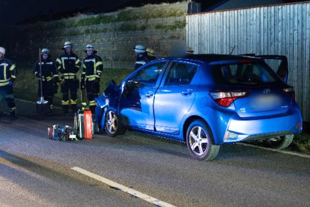 Heftiger-Unfall-Couch-liegt-auf-Stra-e-Toyota-Fahrer-kann-nicht-mehr-ausweichen