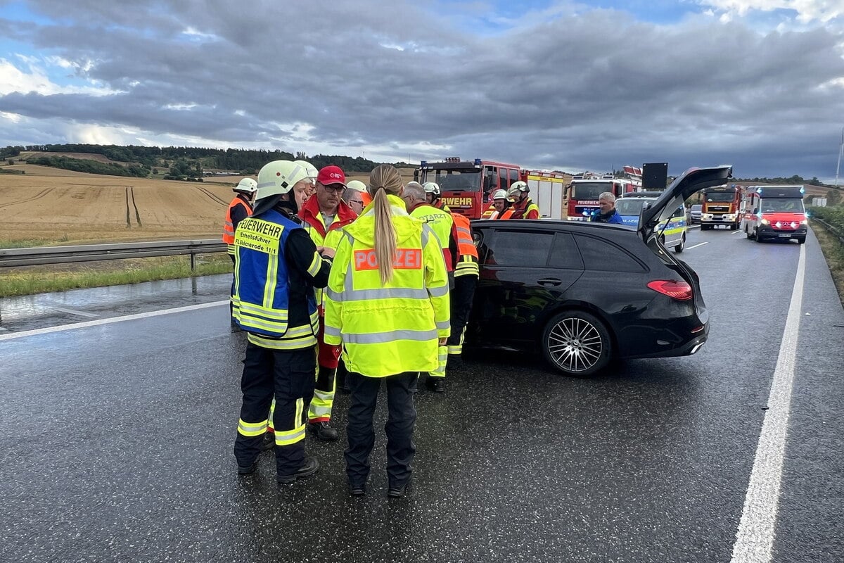 Unfall auf nasser Fahrbahn: Mercedes-Fahrer sorgt für Vollsperrung der A38 nach Leipzig