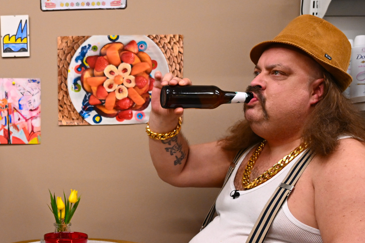 Lange-Haare-Hosentr-ger-Bierchen-Wer-ist-eigentlich-der-Assi-im-quot-Promi-Big-Brother-quot-Sp-ti-