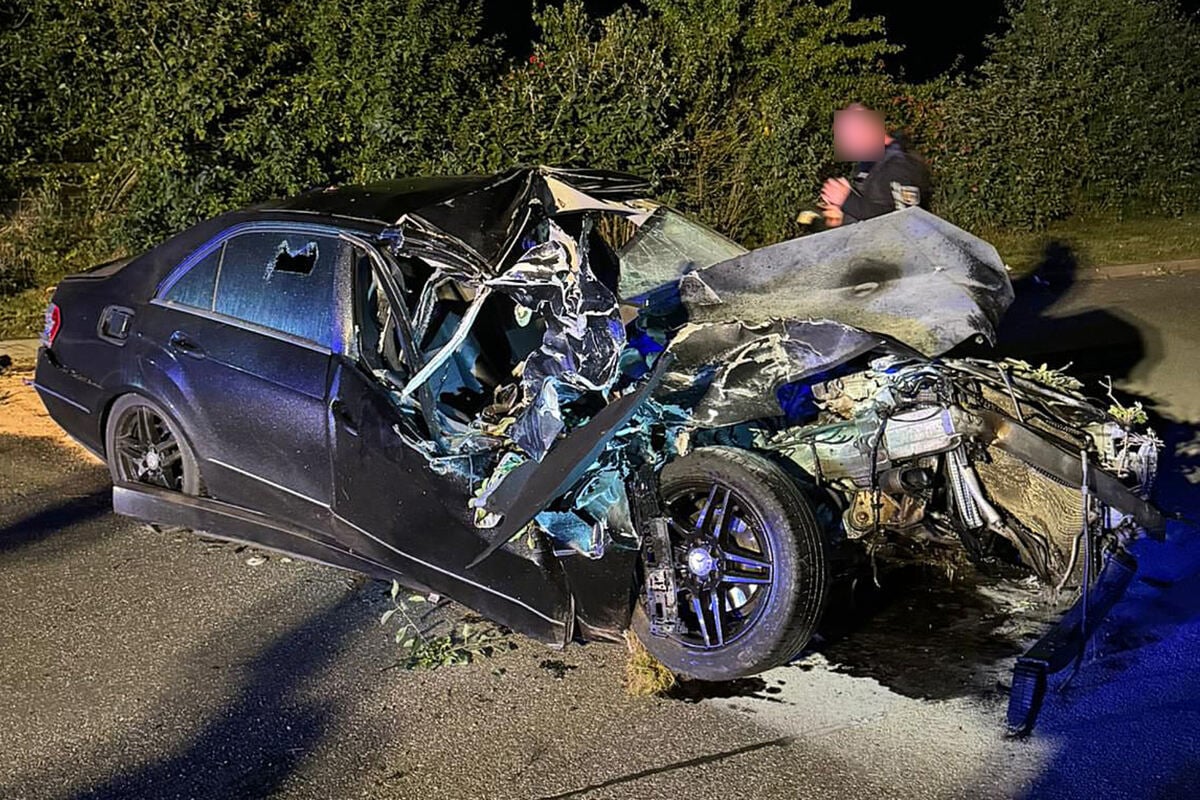 Berauschter Mercedes-Fahrer kracht auf A20 in Transporter: Drei Verletzte