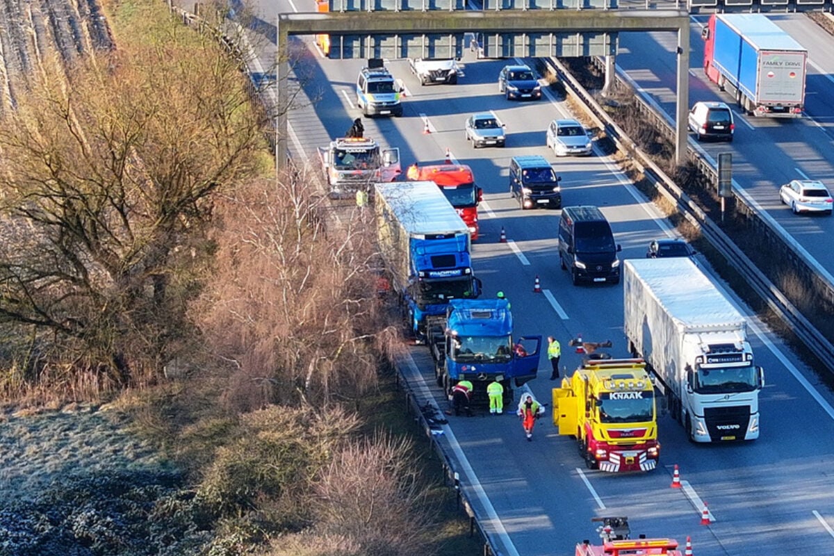 Stau-auf-A1-Verletzte-nach-Crash-zwischen-drei-Lastwagen