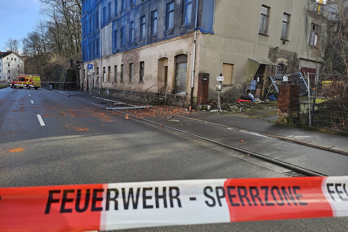 Mehrfamilienhaus-st-rzt-teilweise-ein-Feuerwehr-rettet-Personen-Stra-e-gesperrt