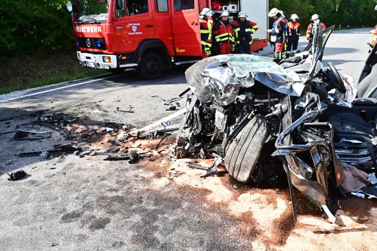 Horror-Crash Auf Der B12 In Bayern: Audi Kommt Auf Gegenfahrbahn Und ...