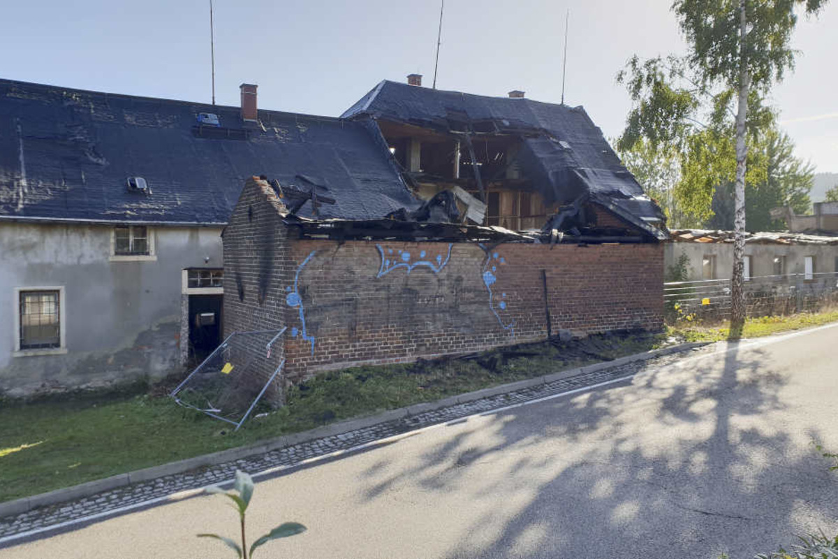 Brandstiftung Gebaude In Flammen Bundesstrasse Gesperrt 24