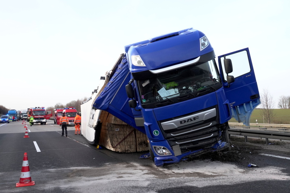 Unfall A4: Autobahn Teilweise Gesperrt - Heftiger Lkw-Unfall Sorgt Für ...