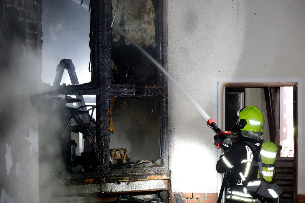 Sperrmüll-Brand in Chemnitz: Flammen greifen auf Wohnung über