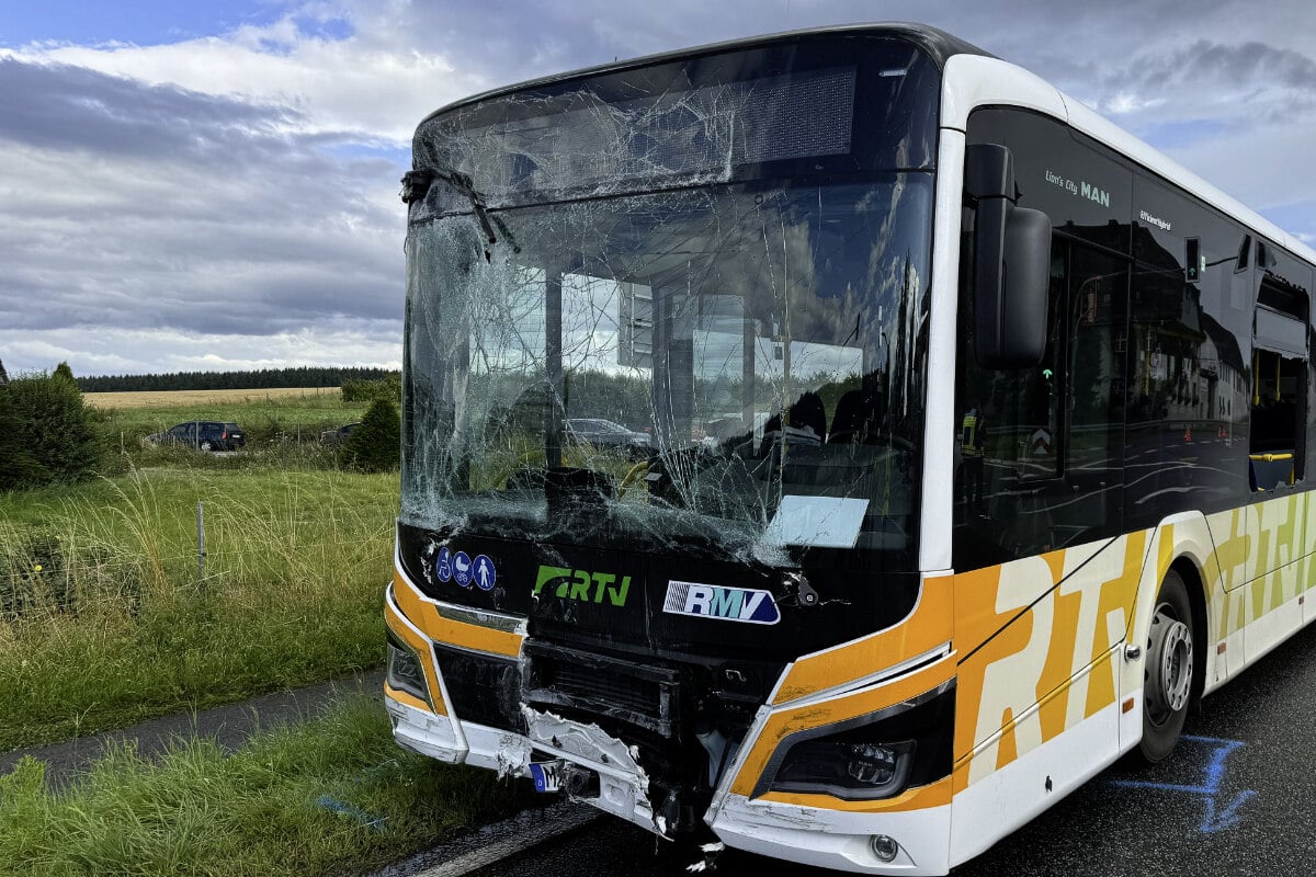 Linienbusse stoßen zusammen: Elf Fahrgäste verletzt!