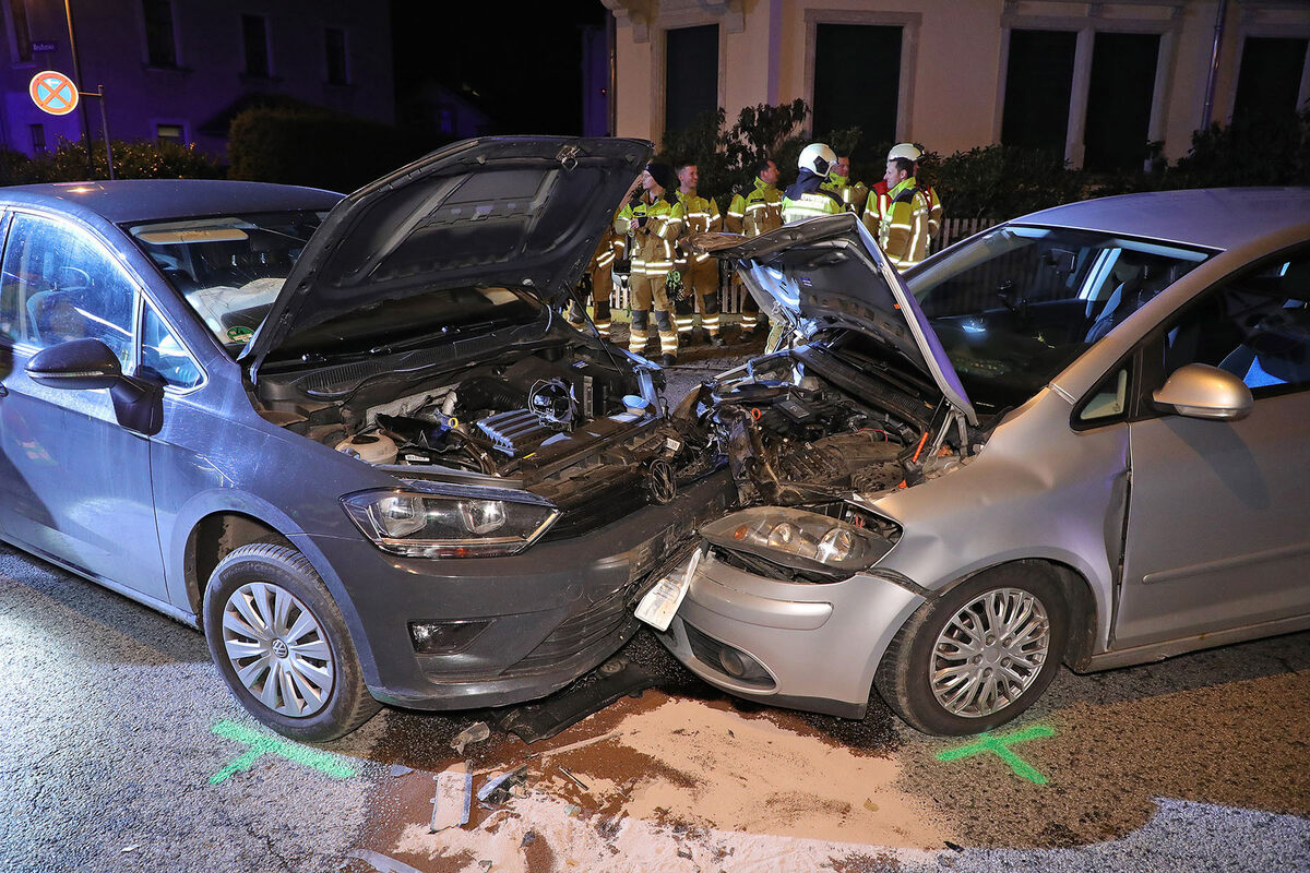 86-J-hriger-bersieht-VW-Golf-Vier-Verletzte-nach-Kreuzungs-Unfall
