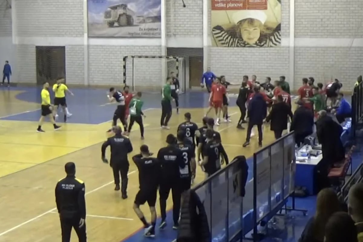 Handball-Eklat im Video: Rüpel-Foul tritt Massenschlägerei los