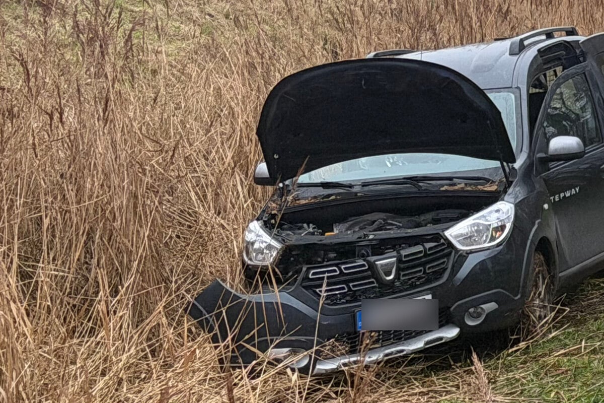 Crash-am-Bahn-bergang-G-terlok-erfasst-Auto-Fahrerin-schwerverletzt-im-Krankenhaus