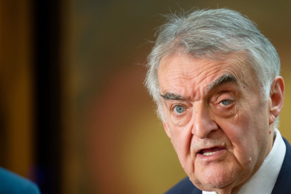 Millionen-Coup-in-Gelsenkirchen-Herbert-Reul-kritisiert-ausgeraubte-Sparkasse