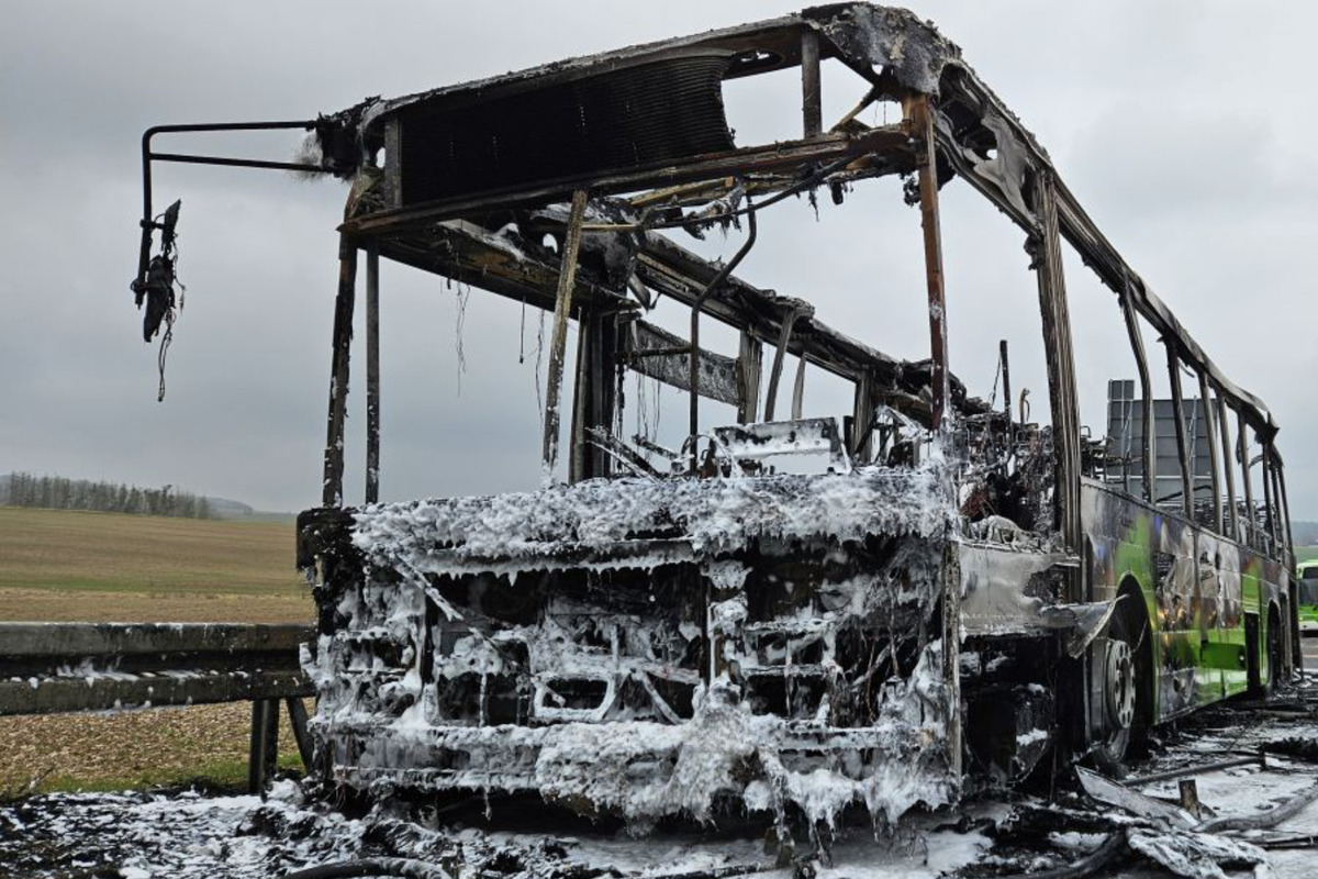 Verkehrschaos auf A7: Reisebus steht plötzlich lichterloh in Flammen