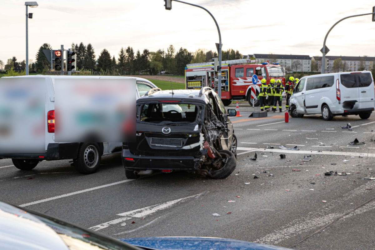 Kreuzungs-Crash im Vogtland: Drei Autos beteiligt, Straße gesperrt