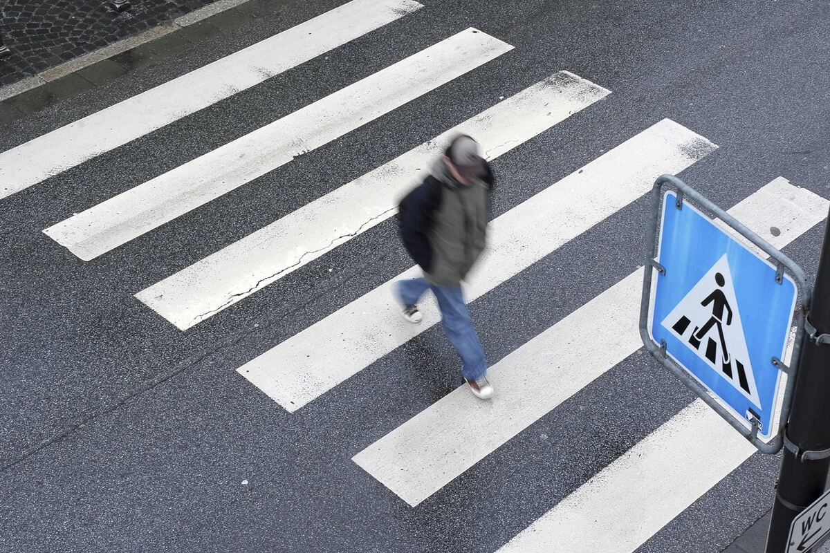 Fußgänger schlägt und beraubt Autofahrer an Zebrastreifen