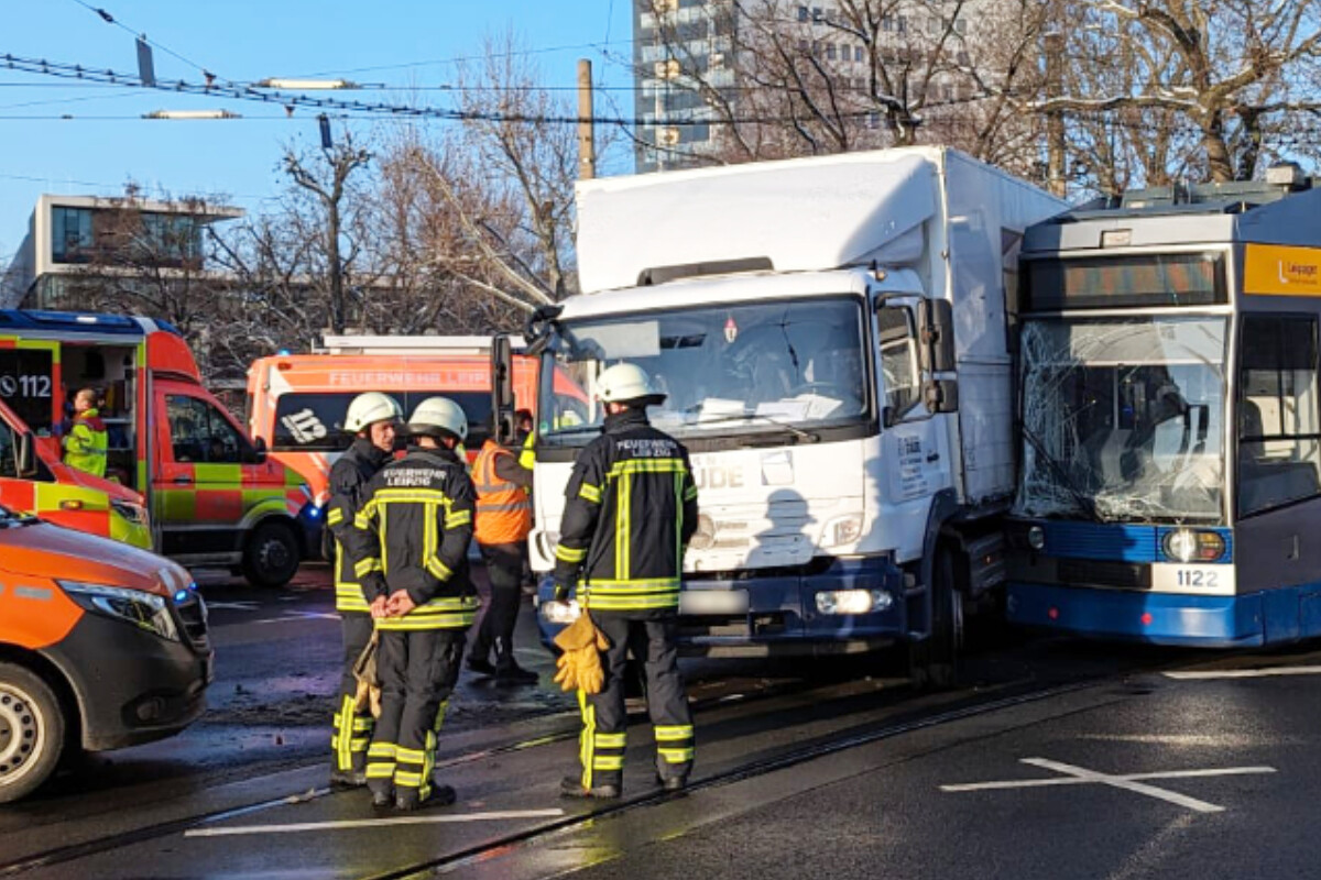 Verkehrschaos in Leipzig: Straßenbahn kracht mit Laster zusammen und entgleist!