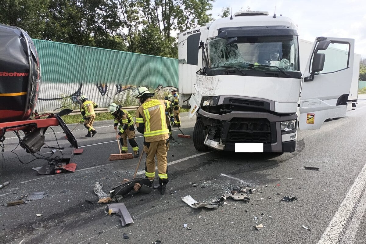 Heftiger Crash auf A1: Lkw kracht gegen Gefahrgut-Laster - Autobahn voll gesperrt