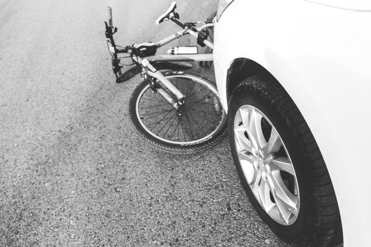 Nissan erfasst Fahrradfahrer: 12-Jähriger schwer verletzt in Klinik!