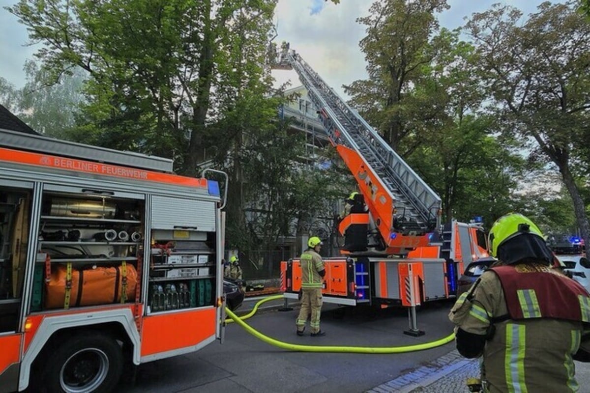 Dach brennt in Grunewald: Feuerwehr stundenlang im Einsatz