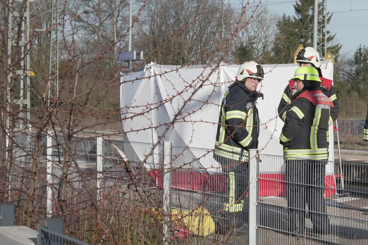 Tragödie an Bahnhof: Mensch tödlich von Zug erfasst, Polizei ermittelt