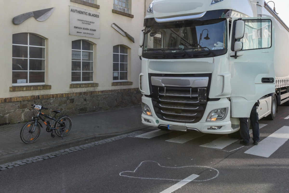 Bei Leipzig: Lastwagen erfasst Kind auf Fahrrad