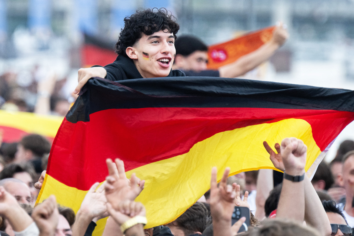 Vor EM-Partie Schweiz-Deutschland: Fans feiern in der Frankfurter City