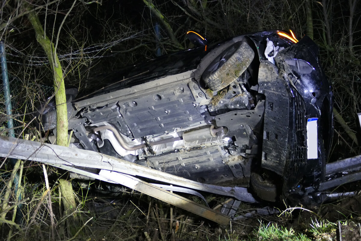 Spektakulärer Unfall in Hennef: Mietauto rast in Böschung - Insassen auf  der Flucht