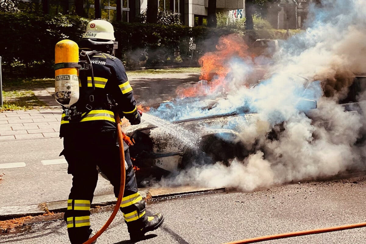 Jaguar brennt lichterloh: Luxusauto durch Feuer komplett zerstört