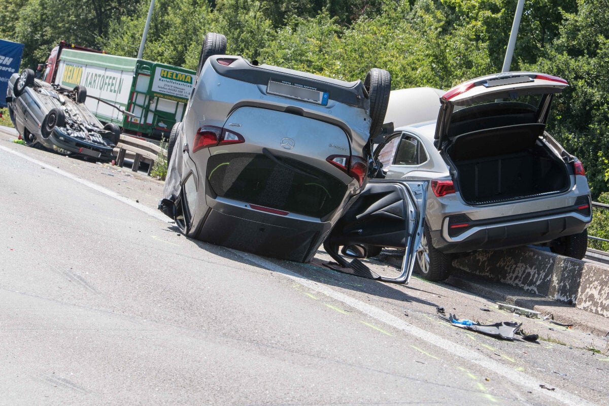 Unfall auf der A565 in Bonn Zwei Autos überschlagen sich, mehrere Verletzte