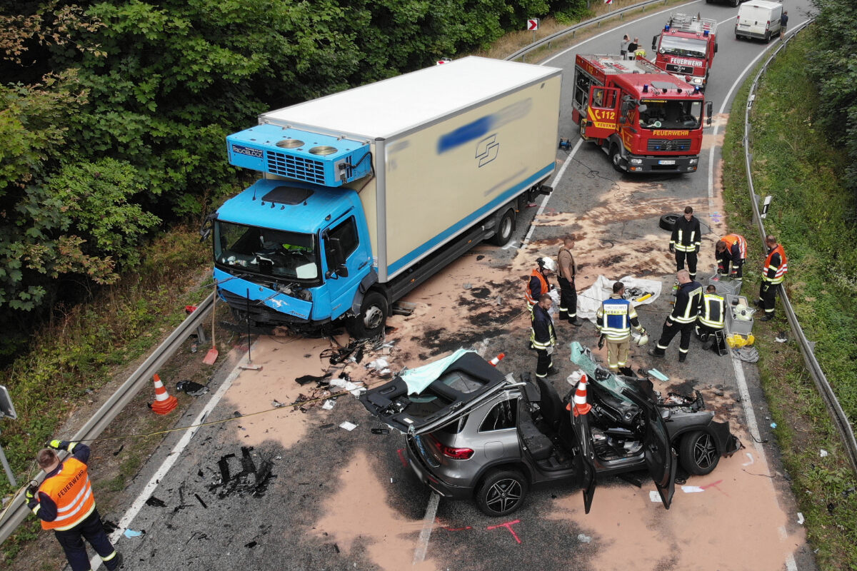 Schwerer Unfall Auf B249 Im Kyffhäuserkreis: Mercedes Kommt In ...