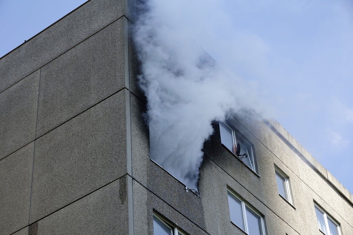 Feuerwehreinsatz in Chemnitz: Brand in Plattenbau