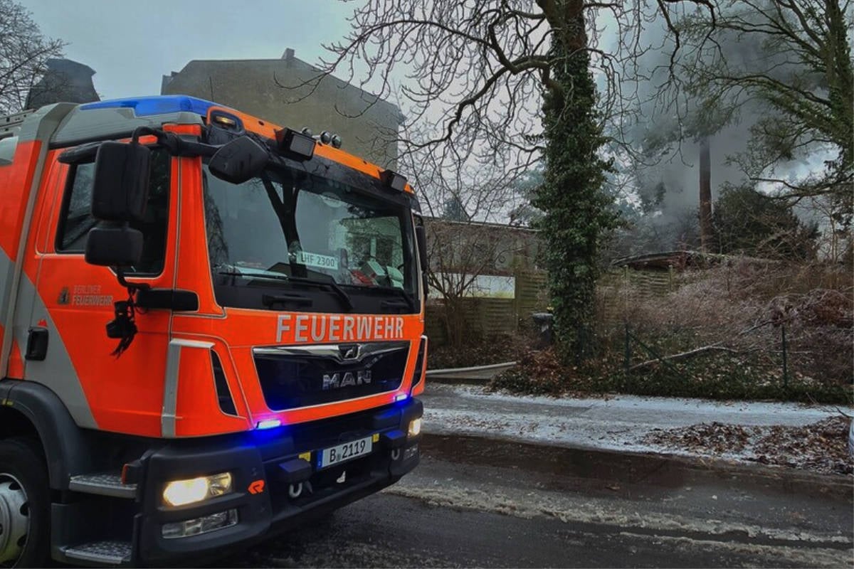 Brand-in-Reinickendorf-Frau-schwer-verletzt-Dach-st-rzt-ein